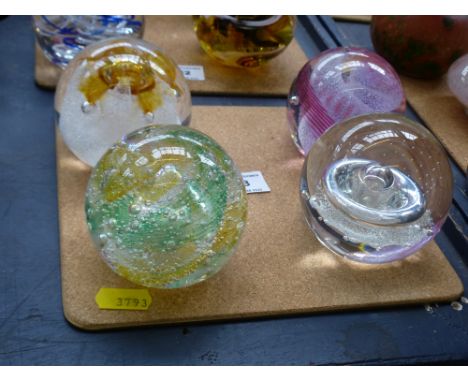 4 ASSORTED PAPERWEIGHTS INCLUDING CAITHNESS AND LANGHAM GLASS