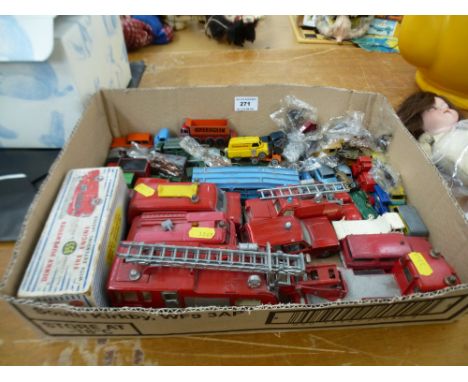 BOX OF ASSORTED VEHICLES INCLUDING BOXED DINKY SUPERTOYS 955 FIRE ENGINE, DINKY AND MATCHBOX