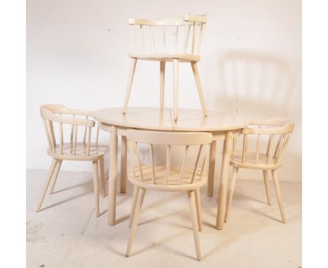 A retro vintage 20th century Habitat extendable dining table and chairs. The table of circular form comes with an extra leaf.