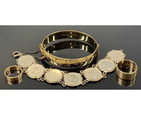 FOUR ITEMS 9CT GOLD & OTHER JEWELLERY, comprising gents 9ct gold wide wedding band, mid V-W, ladies bark effect 9ct gold wedd