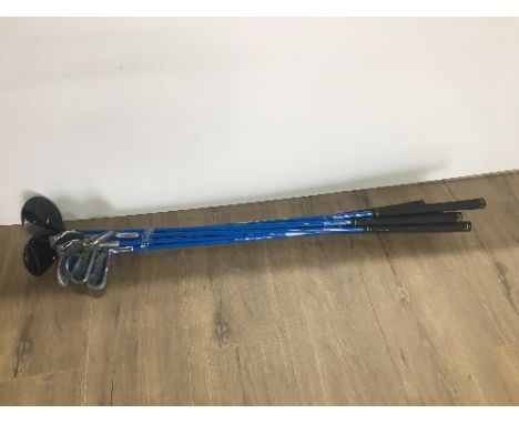 SET OF DUNLOP GOLF CLUBS (JUNIORS)