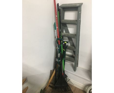 VINTAGE WOOD STEPS & A BUNDLE OF GARDEN TOOLS