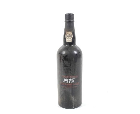 A bottle of Cockburns 1975 vintage port. 75cl, no vol shown.