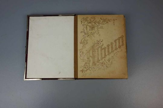 Fotoalbum Um 1900 In Rotem Samt Gebunden Mit Versilberten Metallapplikationen Auf Dem Buchdeck
