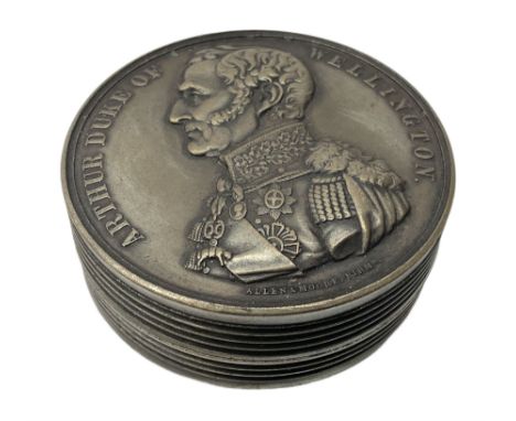 Commemorative pewter snuff box depicting Arthur Duke of Wellington by Allen &amp; Moore of Birmingham, D5cm