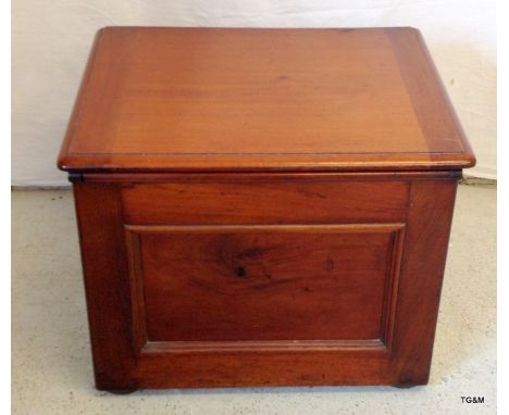 A mahogany commode with fitted ceramic bowl, flush handle, complete. 48 x 61 x 51cm
