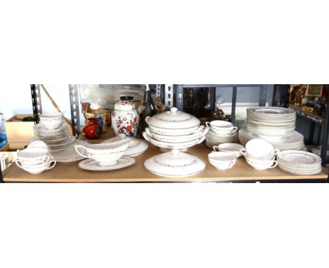 Royal Worcester 'Gold Chantilly' part dinner service, including nine dinner plates, eight side plates, six bowls (total appro