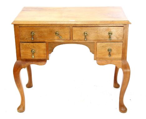 Mahogany dressing table with four drawers over a kneehole and cabriole legs, H77 W89 D47 cm, together with a reproduction mah