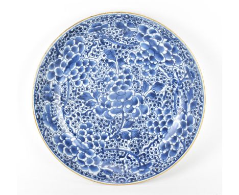 An early Qing dynasty blue and white porcelain charger, 18th century, Kangxi period (1662-1722), with a peony and frogspawn p