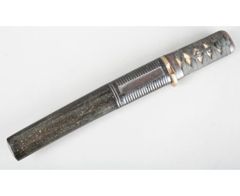 A JAPANESE TANTO in a black lacquer and gilt scabbard, with a small brass tsuba, 31.5cm long