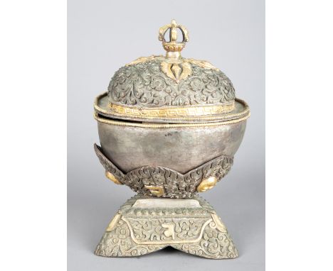 A SINO-TIBETAN WHITE METAL, BRONZE AND PARCEL-GILT KAPALA OR SKULL CUP18th/19th century, the domed cover with a vajra handle,