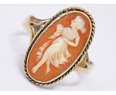 An 18ct gold cameo ring, gross wt. 2.9g, size K