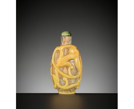 A YELLOW OVERLAY SNOWFLAKE GLASS 'CHILONG' SNUFF BOTTLE, QING DYNASTY 清代雪花地套黃料螭龍紋鼻烟壺China, 19th century. Of flattened ovoid f