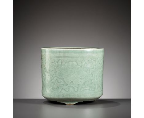 A CELADON GLAZED BRUSHPOT, BITONG, FIRST HALF OF THE QING DYNASTY 清代前期青釉暗刻纏枝花紋筆筒China, late 17th to 18th century. Of cylindri