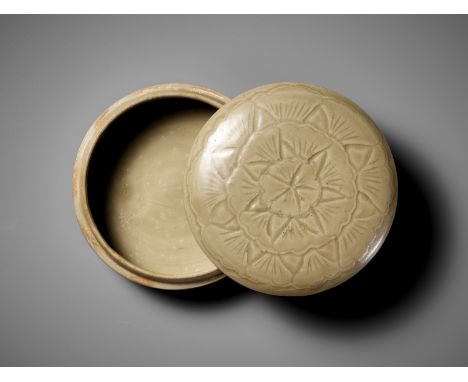 A YUE CELADON-GLAZED BOX AND COVER, FIVE DYNASTIES 五代越窯青釉蓋盒China, 907-979. Of circular form with straight sides, the domed co