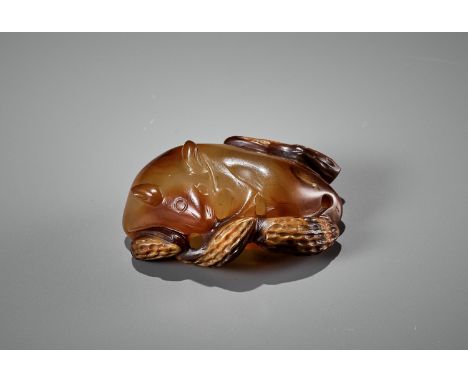 † AN AGATE PENDANT OF A SQUIRREL WITH PEANUTS, 18TH-19TH CENTURY 十八至十九世紀瑪瑙巧雕松鼠花生掛件China. Carved in the form of a squirrel nes