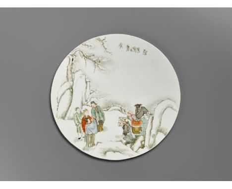 A FINELY DETAILED 'JOURNEY TO THE WEST' FAMILLE ROSE PORCELAIN PLAQUE, QING DYNASTY 清代粉彩《西游記》場景飾盤China, 1644-1912. Finely pai