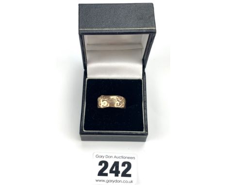 9k gold embossed ring, size R, w: 4.5 gms