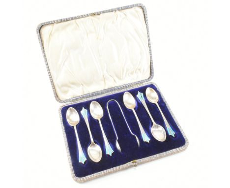 A cased set of George V hallmarked silver spoons with silver plate sugar tong.&nbsp;The spoons being of Art deco style with b