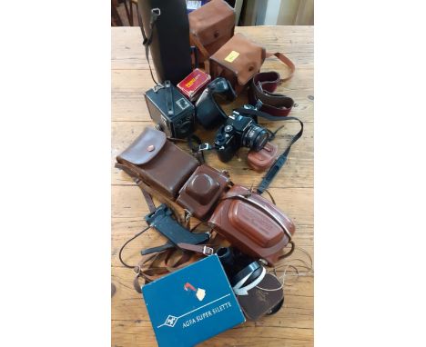 A quantity of vintage cameras and accessories to include a Chinon CM-4S, Location: SL 