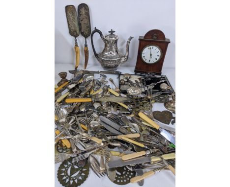 A mixed lot to include a 19th century mantle clock, silver plated cutlery, horse brasses, a silver pill box and other items, 