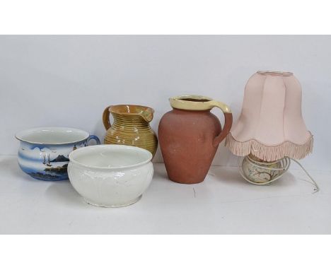 A mixed lot to include a terracotta jug having a glazed rim, two ceramic pots and one other, together with a lamp, Location: 