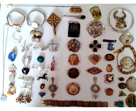 A quantity of vintage costume jewellery to include a Reitter Mittenwald white metal and red enamelled brooch in the form of a