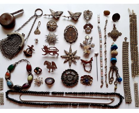 Early 20th Century silver coloured paste brooches and clips, a small white metal chain purse and later costume jewellery to i