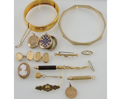 A yellow metal bangle, pierced and engraved with flowers, together with a small quantity of yellow metal items including a sh