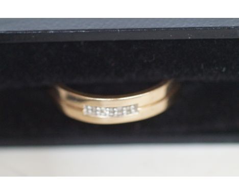 9ct Gold Ring set with 5 Diamonds (Boxed)