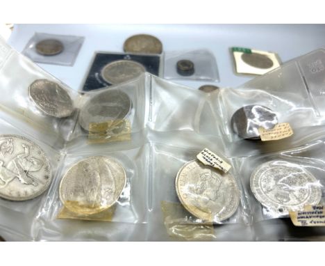 Selection of vintage and later coins includes crowns, silver coins, foreign coins etc 