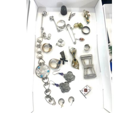 Tray of vintage and later costume jewellery 