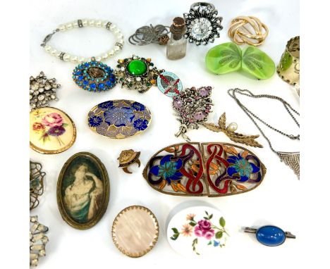 Selection of vintage ladies costume jewellery to include brooches, enamel belt buckle etc 