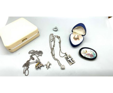 Selection of silver and white metal jewellery includes ring, silver backed brooch etc 