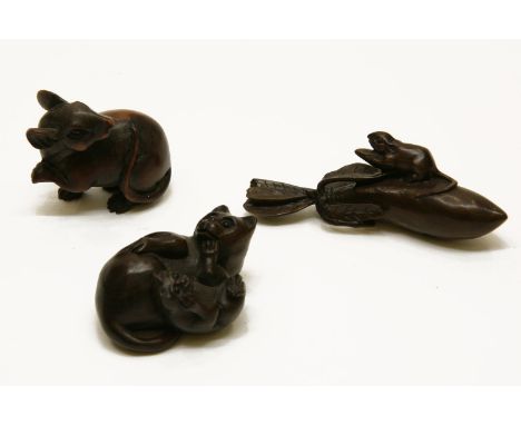 Three carved wood netsuke, a rat, a cat and kitten, and a mouse on an aubergine (3)