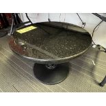 Belle Table à Café Ronde, Granite, 24'' diam, 17''H