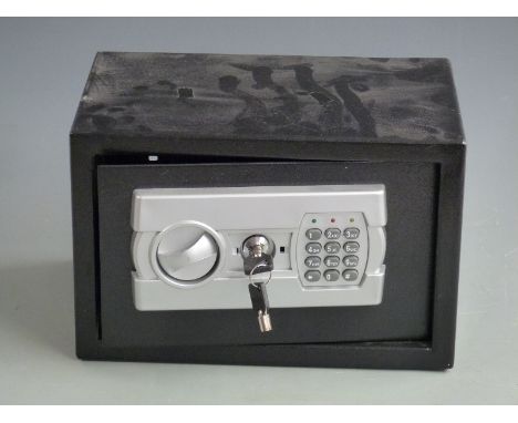 Yale key and code safe suitable for ammunition or handguns, 31x20x20cm.&nbsp;