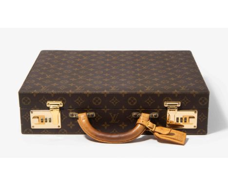 Louis Vuitton, Aktenkoffer "Président classeur"Aus Monogram Canvas. Tragegriff aus naturfarbenem Leder, flankiert von zwei Sc