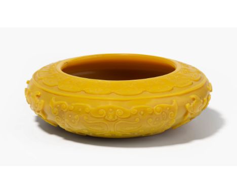 SchaleChina, späte Qing-Dynastie. Opak gelbes Pekingglas. Boden mit Qianlong-Siegel-Marke. Flache, gedrückte Rundform. Umlauf