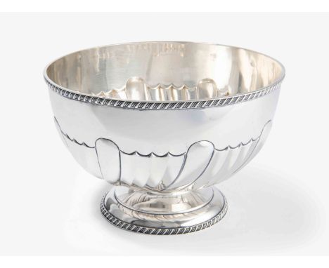 Fussschale, London 1901Edward VII. Silber. Herstellermarke William Hutton Ltd. Rundform über eingezogenem Fuss. Wandung im un