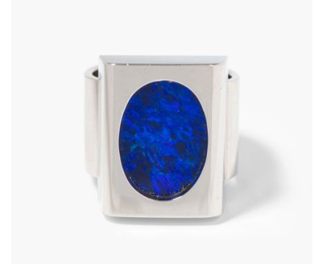 Opal-Ring und Armreif750 Weissgold. Schmuckset mit 2 Opal-Doubletten, 22 x 16 mm / 17 x 13 mm, Gr. 54, zus. Gesamtgewicht 88 