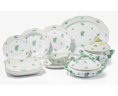 Herend, Tafelservice "Eton in Grün"Nach 1945. Porzellan. Osier. Bestand: 12 Fleischteller (D 25,5 cm), 12 Suppenteller (D 24 