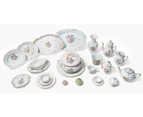 Herend, Tafel-/Tee-/Kaffeeservice "Bouquet de Saxe" und "Bouquet de tulipe"Nach 1945. Porzellan. Osier. Bestand: 12 Fleischte