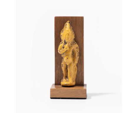 HarpokratesÄgypten, Spätzeit oder ptolemäische Zeit (664–30 v. Chr.). Gelbes Glas. Stehender Harpokrates mit Krone, sein rech
