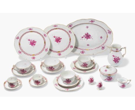 Herend, Tafel- Kaffeeserviceteile "Apponyi in Purpur"Nach 1945. Porzellan. Osier. Bestand: 8 Fleischteller (D 25,5 cm), 1 vie
