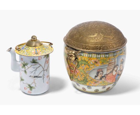 Kanton Email Reise-TeekanneChina, Republik-Zeit. Qianlong-Marke. Zylindrisches Teekännchen mit Vogel- und Blumendekor und Met