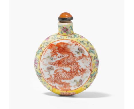 SnuffbottleChina, Republikzeit. Porzellan. Auf gelbem Grund eisenrote Qianlong-Siegelmarke. Runde Form. In den Reserven jewei