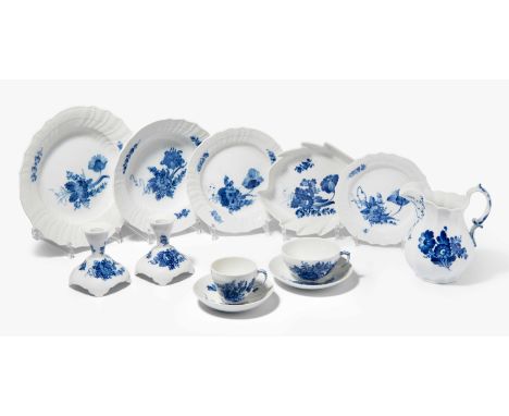 Royal Copenhagen, Tafel-, Tee- und Kaffeeservice "Blaue Blume"20.Jh. Porzellan. Osier/Reliefdekor. Blumen in unterglasurblaue