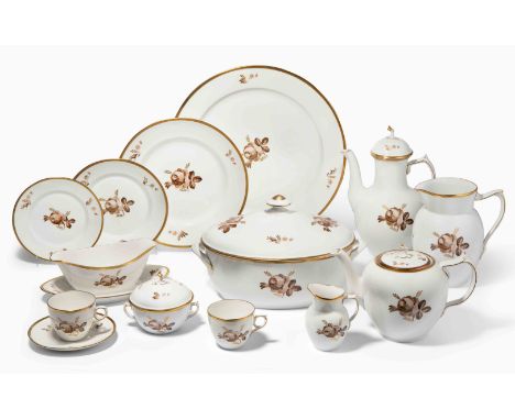 Royal Copenhagen, Tafel-, Tee- und Kaffeeservice "Braune Rose"20.Jh. Porzellan. Rosendekor in Seppiamalerei. Goldstaffierung.