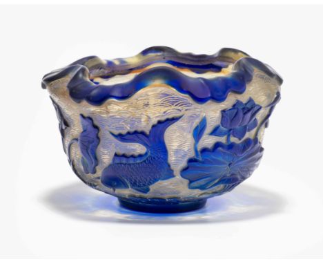 SchaleChina, 20.Jh. Glas. Am Boden apokryphes Vierzeichen-Qianlong-Nianzhi-Zeichen. Rundes Gefäss mit blauem Überfang über du